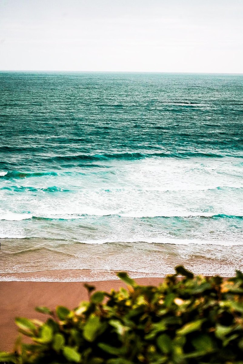 Vagues sur une plage vue d'en haut