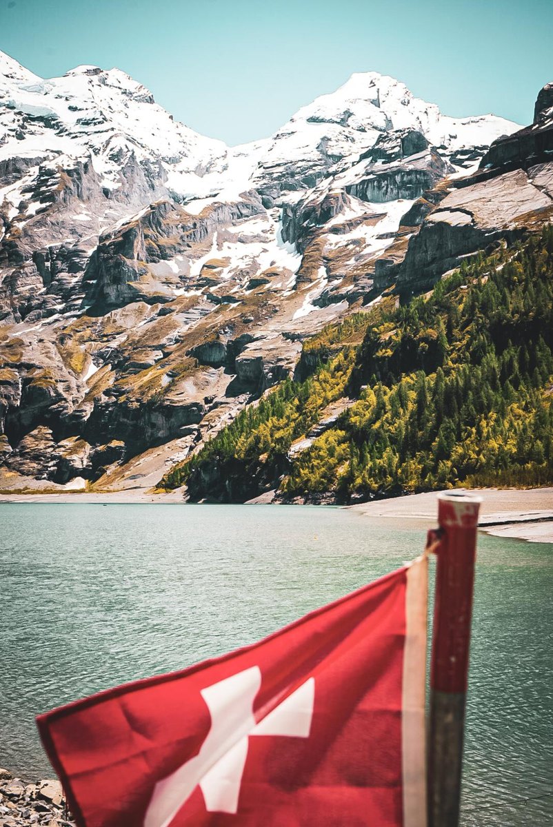 Drapeau suisse devant un lac de montagne